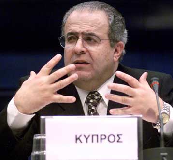 Ο Φερχόιγκεν διαβεβαιώνει τη Λευκωσία ότι η ΕΕ δεν αναβαθμίζει τον Ντενκτάς