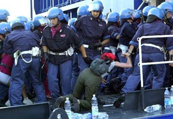 Δίωξη κατά παντός υπευθύνου για το ξυλοδαρμό ακτιβιστών στην Ανκόνα άσκησε ο εισαγγελέας