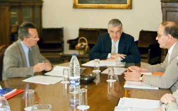 Τα βασικά μεγέθη του προϋπολογισμού συζητεί το οικονομικό επιτελείο της κυβέρνησης