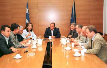 Η ιδιωτικοποίηση της εταιρείας Ελληνικά Πετρέλαια και των Ναυπηγείων Σκαραμαγκά στο μικροσκόπιο της