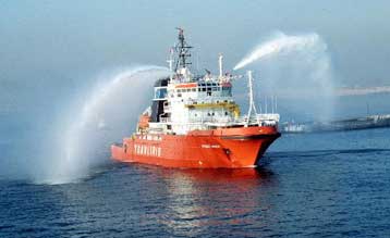 Επέστρεψε στη Σύρο συνοδεία ρυμουλκού το φορτηγό – οχηματαγωγό «Μύκονος»