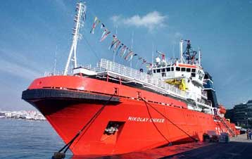 Ακυβέρνητο πλέει ανοιχτά της Μυκόνου το οχηματαγωγό «Μύκονος»