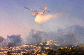 Μαίνεται η πυρκαγιά στα βόρεια της Κέρκυρας