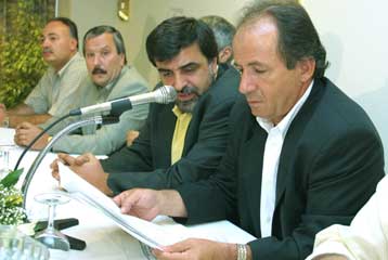 Οι δημόσιοι υπάλληλοι έχασαν σε μια δεκαετία το 10% των αποδοχών τους, σύμφωνα με έρευνα του ΙΝΕ