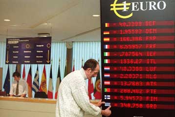 Προς τα 92 σεντς η ισοτιμία του ευρώ με το δολάριο