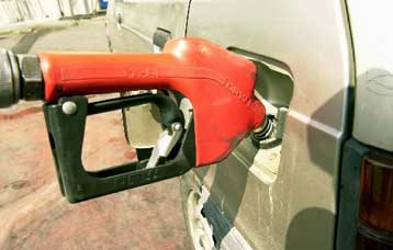 Ακριβότερο κατά 2,5 δρχ. το λίτρο της βενζίνης από την Τετάρτη