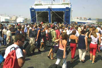 Η κίνηση και οι βλάβες των πλοίων ταλαιπώρησαν τους τελευταίους εκδρομείς του Αυγούστου