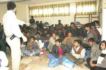 Κακομεταχείριση μεταναστών από άνδρες του ΛΣ αποκαλύπτει η Κυριακάτικη Αυγή