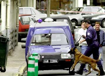 Τρεις νεκροί και πέντε τραυματίες σε ληστεία τράπεζας σε προάστιο του Παρισιού