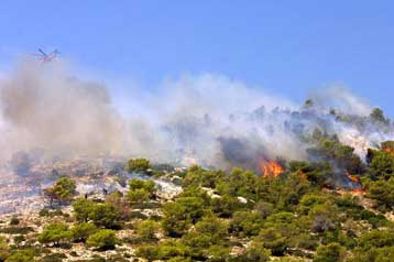 Μαίνεται η πυρκαγιά στην Αρκαδία – Υπό έλεγχο το πύρινο μέτωπο στα Χανιά