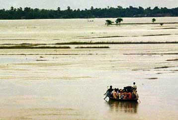 Περισσότεροι από 40 νεκροί από τις πλημμύρες που σαρώνουν την Ταϊλάνδη