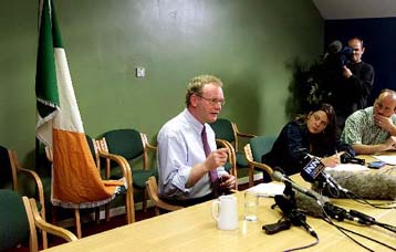 Αναστολή λειτουργίας της βορειοϊρλανδικής Εθνοσυνέλευσης αποφάσισε το Λονδίνο