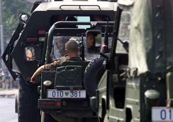 Αεροπλάνα της ΠΓΔΜ βομβάρδισαν θέσεις των Αλβανών ανταρτών – Επτά στρατιώτες νεκροί από νάρκη