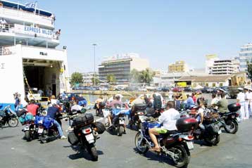 Εν μέσω καύσωνα, εγκαταλείπουν την πρωτεύουσα οι Αθηναίοι – Πρόσθετα δρομολόγια πλοίων