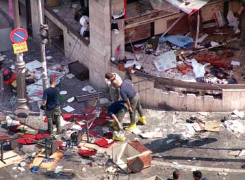 Το αρχηγείο της Παλαιστινιακής Αρχής κατέλαβε η ισραηλινή αστυνομία – Επίθεση με πυραύλους στη Ραμά