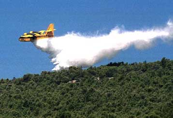 Yπό μερικό έλεγχο η πυρκαγιά στην Πάρνηθα