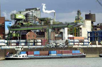 Η Bayer αποσύρει το σκεύασμα Baycol/Lipobay λόγω πιθανής συσχέτισής του με θανάτους ασθενών