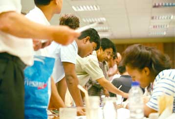 Φυλάκιση και υψηλά πρόστιμα περιμένουν όσους απασχολούν παράνομα αλλοδαπούς