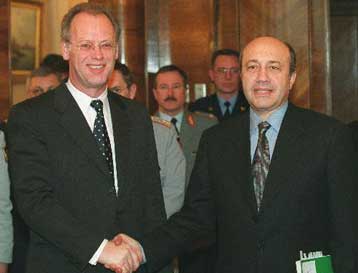 Η διεύρυνση του ΝΑΤΟ προς το συμφέρον της Ρωσίας, τονίζει ο Γερμανός υπουργός Αμυνας