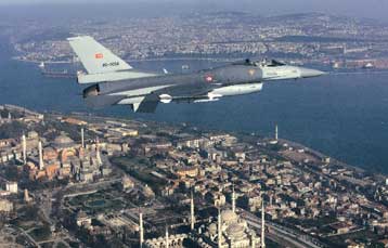 Η Τουρκία παγώνει τα εξοπλιστικά της προγράμματα και πωλεί οπλικά συστήματα