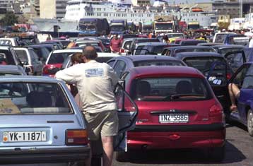 Ζέστη και άδειες «διώχνουν» τους Αθηναίους εκτός των τειχών