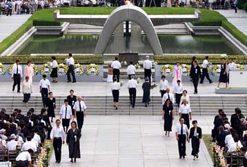 Τους νεκρούς της Χιροσίμα τιμούν οι Ιάπωνες