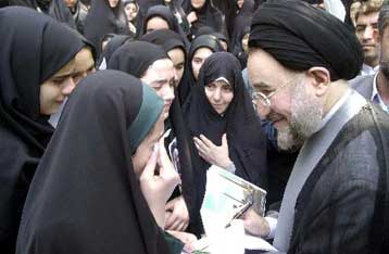 Την Τρίτη θα ορκιστεί τελικά πρόεδρος του Ιράν ο Μοχάμαντ Χαταμί