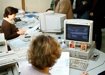 Παράνομα τα πρόστιμα που επιβάλλει η εφορία για οφειλόμενους δασμούς και φόρους, έκρινε το ΔΕΚ