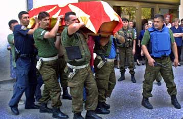 Εν μέσω σποραδικών συγκρούσεων, επαναλαμβάνονται οι συνομιλίες για την κρίση στην ΠΓΔΜ
