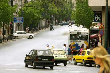 Έξι τραυματίες στο κέντρο της Αθήνας από αυτοκίνητο που έπεσε πάνω σε πεζούς