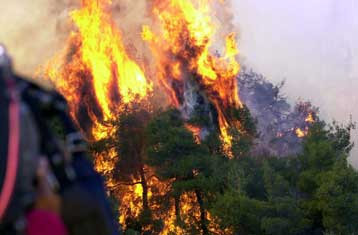 Υπό έλεγχο οι πυρκαγιές σε Τζια και Ζάκυνθο