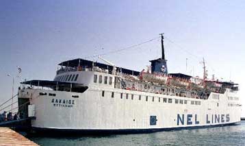 Δεμένα τα πλοία στη Ραφήνα – Μόνο τα μεγάλα αναχωρούν από τον Πειραιά