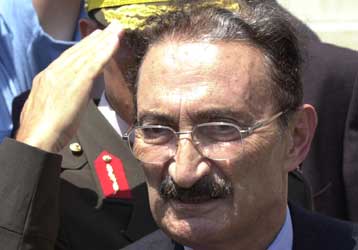 Την αναβολή προγραμμάτων εκσυγχρονισμού του τουρκικού στρατού ανακοίνωσε ο Ετζεβίτ