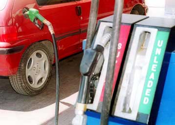 Αυξήσεις 3 δρχ./λίτρο στην αμόλυβδη και 1,5 δρχ./λίτρο στο πετρέλαιο από την Τετάρτη