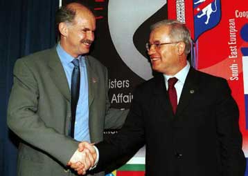 Συνάντηση του ΥΠΕΞ με τον Αλβανό ομόλογό του στη Ρόδο