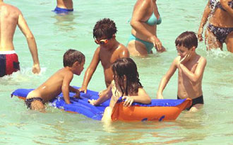 Μάθετε τα παιδιά σας να κολυμπούν με ασφάλεια