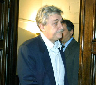 Σκληραίνει τη στάση του το υπουργείο Υγείας απέναντι στους πανεπιστημιακούς