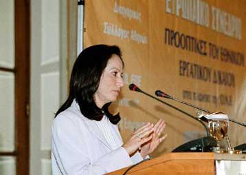 Ο περιορισμός των ομαδικών απολύσεων στο στόχαστρο της Α.Διαμαντοπούλου