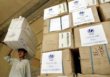 Ο ΟΗΕ δεν ξεχνά τους Αφγανούς και αποστέλλει βοήθεια σε τρόφιμα και ρούχα