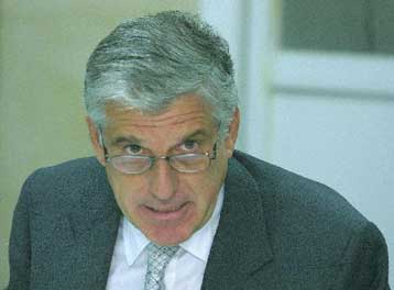 Τη Δευτέρα στη Βουλή τα δύο σενάρια για τον προϋπολογισμό του 2002