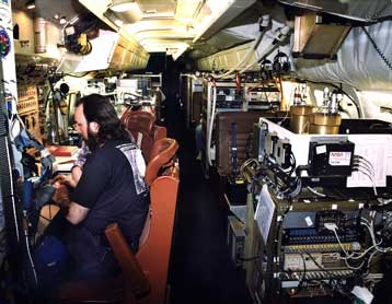 Ριψοκίνδυνοι πιλότοι και επιστήμονες ερευνούν τους κυκλώνες πετώντας ίσα στην καρδιά τους