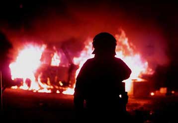 Συνεχίστηκαν και την Πέμπτη οι συγκρούσεις μεταξύ προτεσταντών και αστυνομίας στη Βόρειο Ιρλανδία