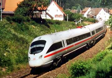 Μετωπική σύγκρουση τρένων στη Γερμανία – Πάνω από 100 τραυματίες