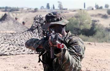 Οι Έλληνες εμπιστεύονται περισσότερο τις Ένοπλες Δυνάμεις, την Εκκλησία και την ΕΕ