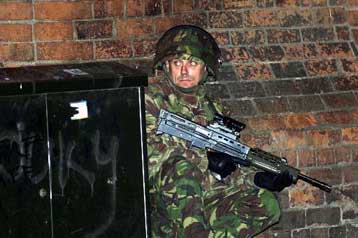 Επεισόδια με δύο αστυνομικούς τραυματίες στη Βόρειο Ιρλανδία