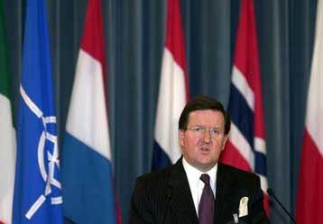 Nέα προσέγγιση του ΝΑΤΟ έναντι της τρομοκρατίας εισηγείται ο λόρδος Ρόμπερτσον