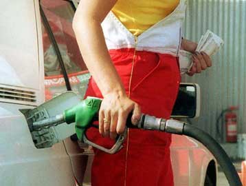 Έως 14 δραχμές μειώνονται οι τιμές της βενζίνης από τα μεσάνυχτα της Τετάρτης