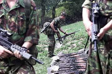 Με τη λήξη της «Απαραίτητης Συγκομιδής», το ΝΑΤΟ στέλνει νέα δύναμη στην ΠΓΔΜ