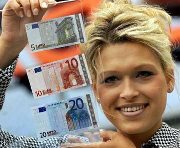 Πάνω από το επίπεδο των 0,92 σεντ παραμένει το ευρώ