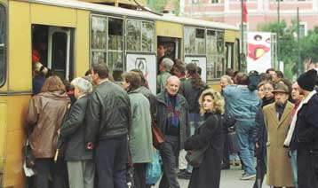 Κοινές στάσεις λεωφορείων και τρόλεϊ και επανεξέταση των δρομολογίων, προωθεί ο ΟΑΣΑ